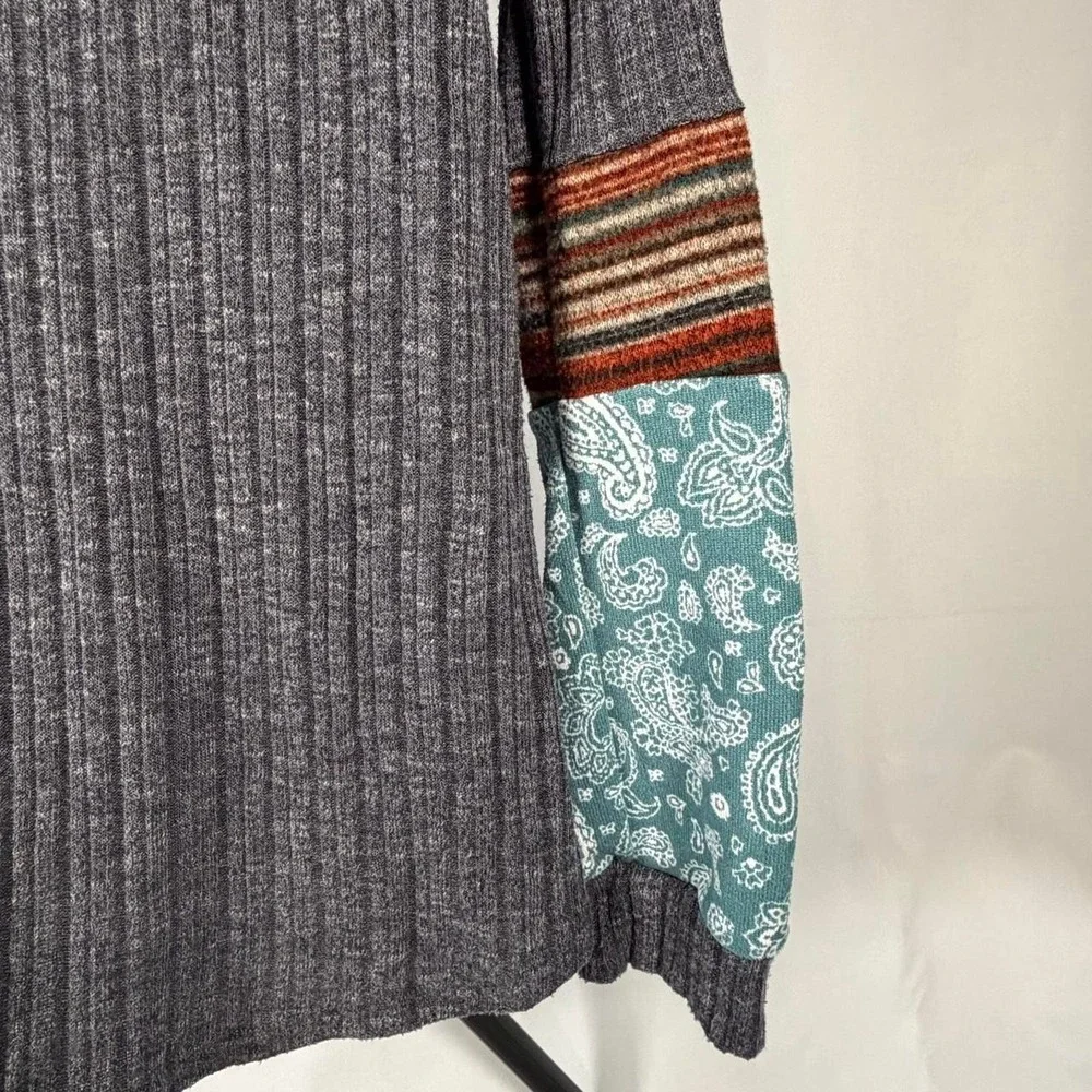Gray ribbed knit sweater with paisley pattern on sleeves brown striped shoulders